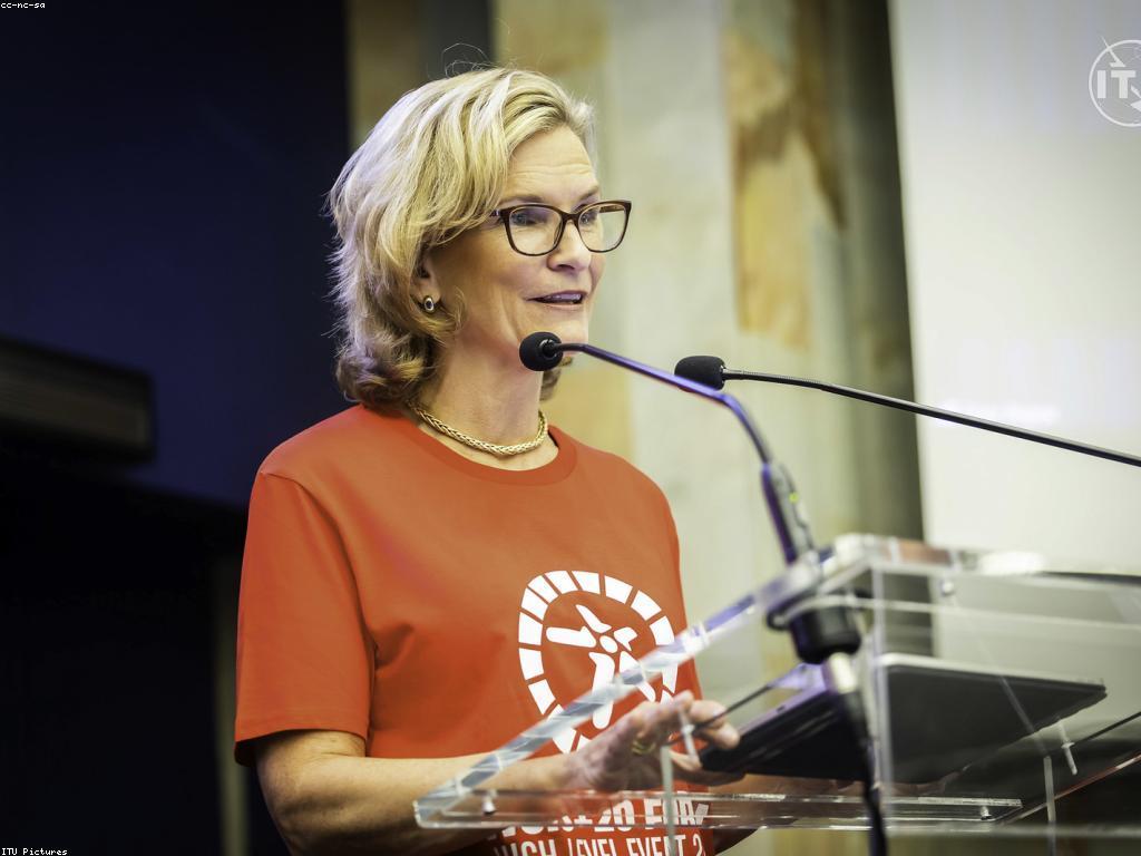 ឥទ្ធិពលនៃមន្ត្រីនិងពត៌មានលើសង្គម